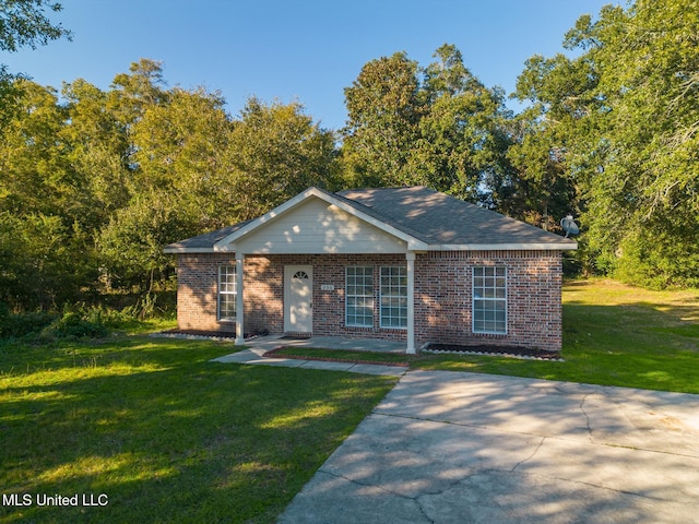 view of front of property with a front yard