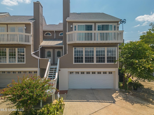 view of front facade featuring a garage