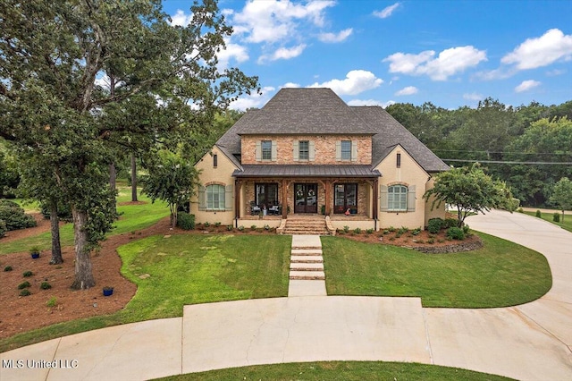 view of front facade featuring a front lawn and a porch