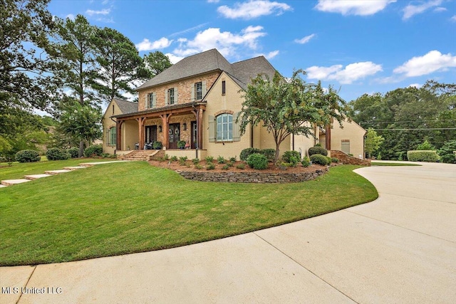 view of front of property featuring a front yard