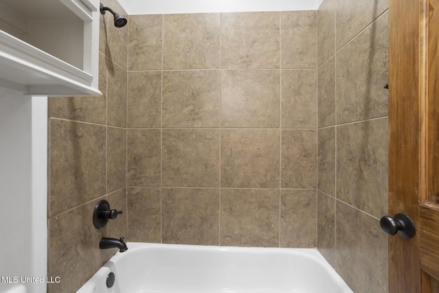 bathroom featuring tiled shower / bath