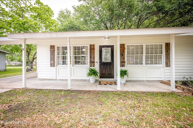doorway to property featuring a porch