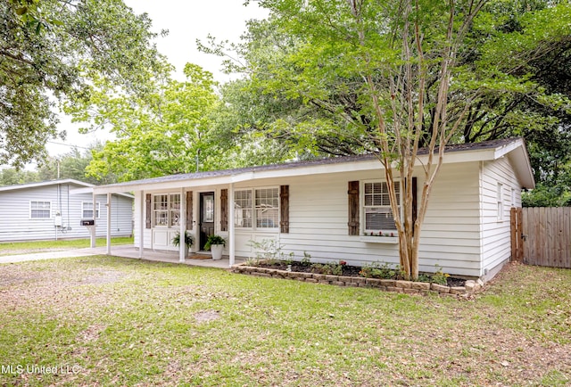 ranch-style home featuring a front lawn and fence