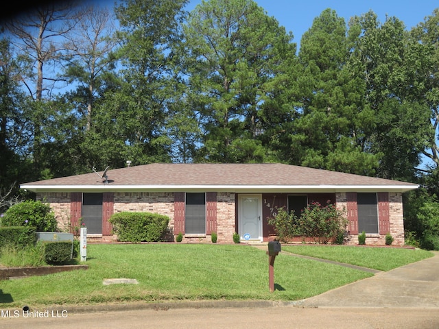 view of front of house with a front lawn