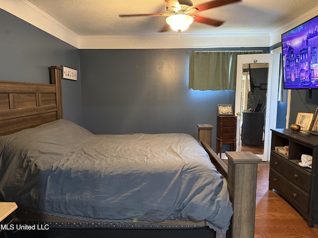 8528 E Cedar Cir, Southaven, MS 38671 - bedroom featuring ornamental molding, wood finished floors, and a ceiling fan