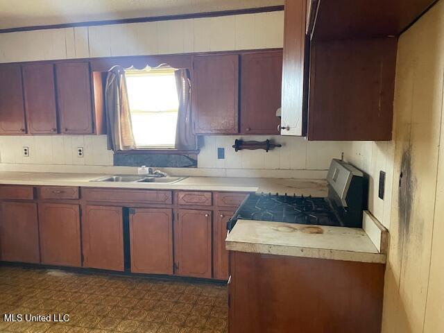 kitchen featuring sink and range with gas cooktop