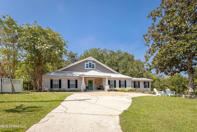 view of front of property featuring a front yard