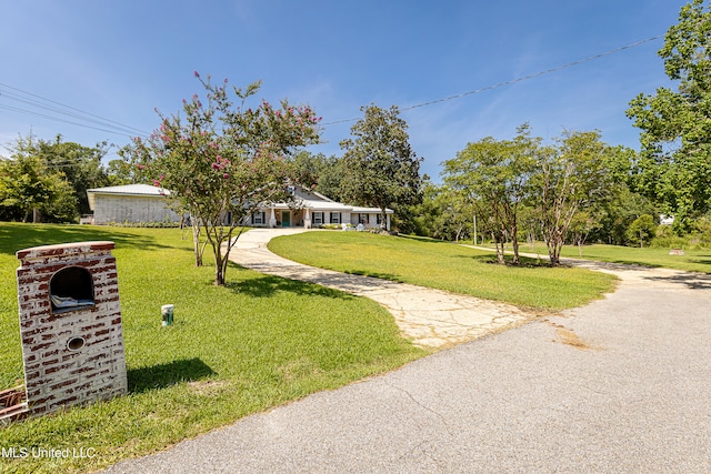 view of front facade with a front lawn