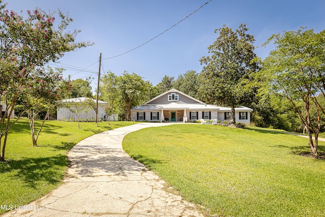 view of front of property with a front yard