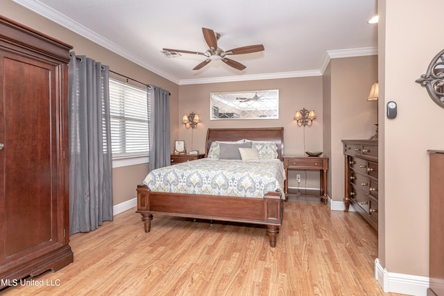 bedroom featuring light hardwood / wood-style flooring, crown molding, and ceiling fan