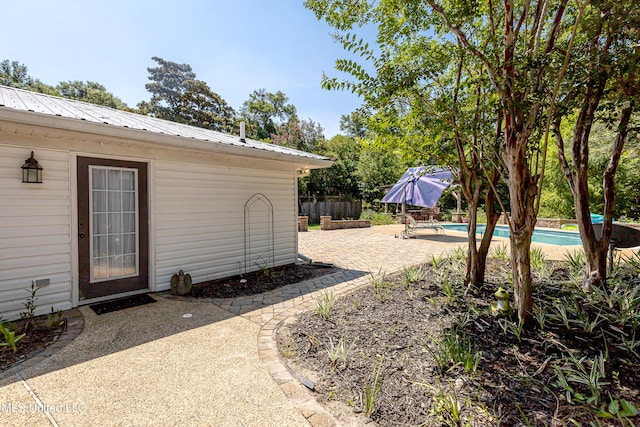 view of yard featuring a patio