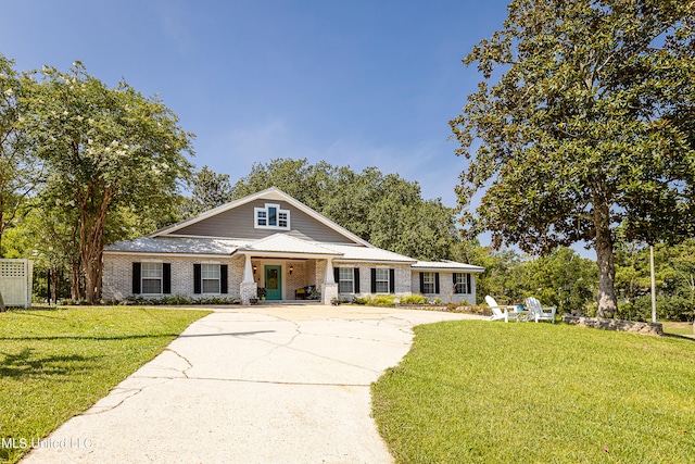 view of front facade featuring a front lawn