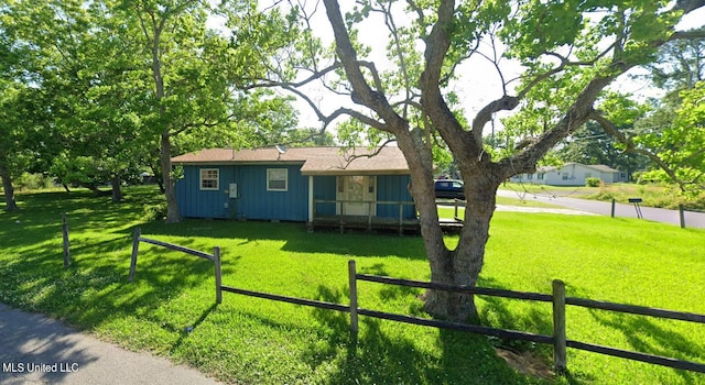 ranch-style house featuring a front yard