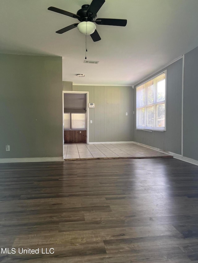 empty room featuring dark hardwood / wood-style floors and ceiling fan