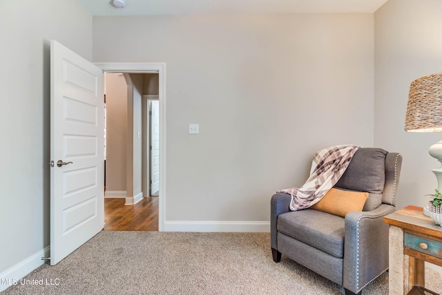 living area with carpet