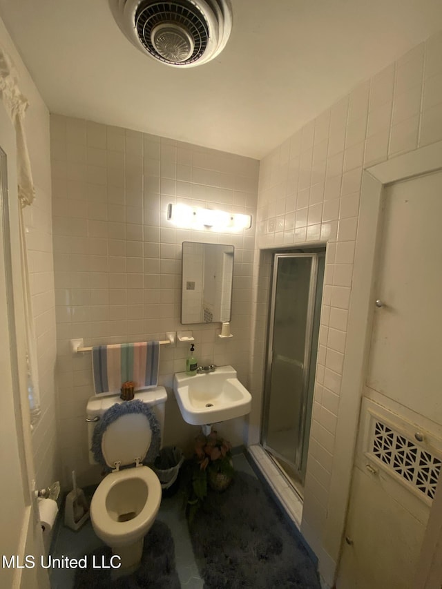 210 Colonial Cir, Jackson, MS 39211 - full bathroom with tile walls, a sink, toilet, and a shower with shower door