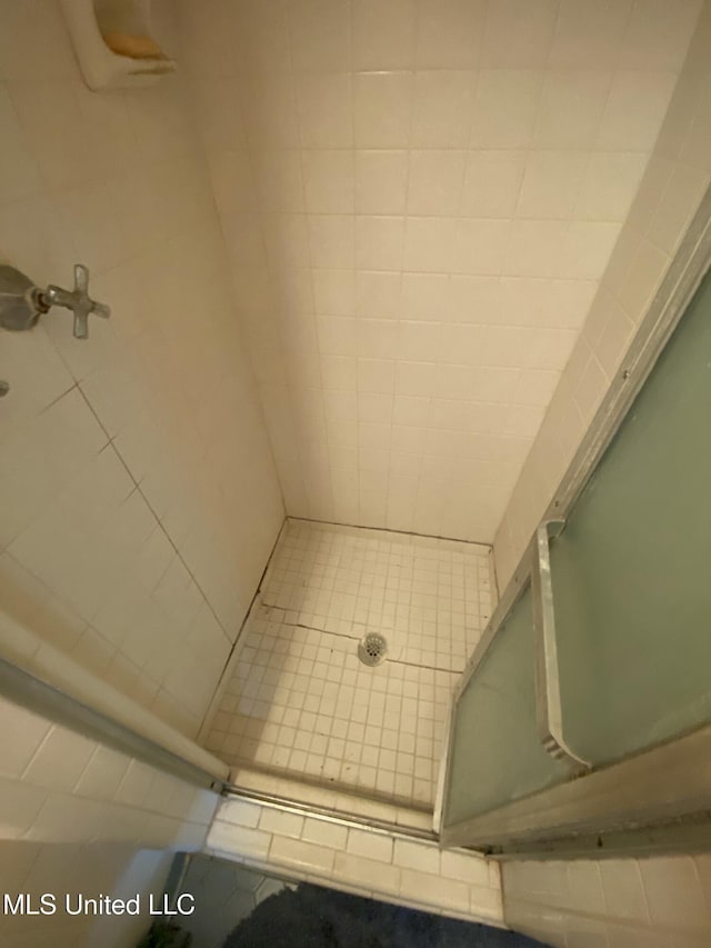 210 Colonial Cir, Jackson, MS 39211 - bathroom with tiled shower