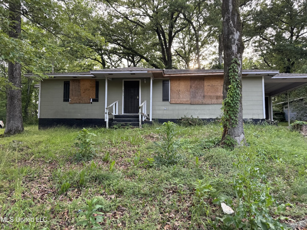 ranch-style home featuring an attached carport, entry steps, and crawl space