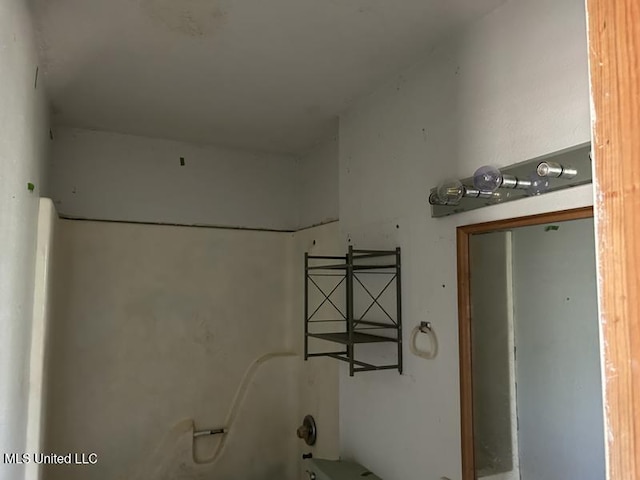2728 Dogwood Ln, Moss Point, MS 39562 - details featuring a washtub