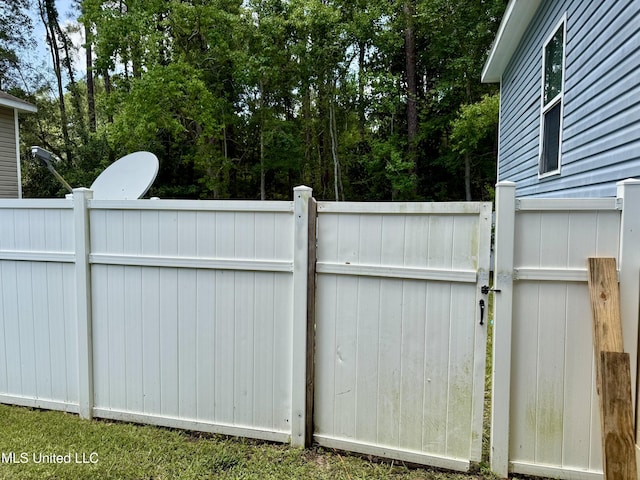 6088 E Hinds St, Bay Saint Louis, MS 39520 - view of gate