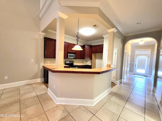 kitchen featuring stainless steel appliances, kitchen peninsula, ornamental molding, a breakfast bar, and light tile patterned flooring