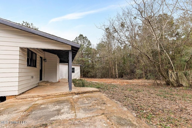 view of yard featuring a patio