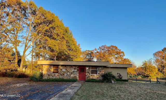 7300 Davidson Rd, Olive Branch, MS 38654 - mid-century home with stone siding