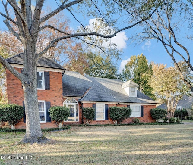 view of front of house featuring a front yard