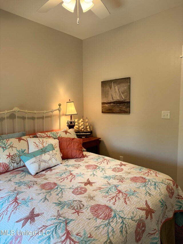 bedroom with ceiling fan