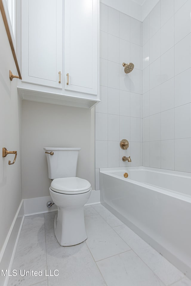 bathroom with tiled shower / bath and toilet