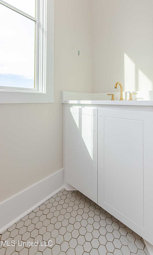 bathroom featuring sink