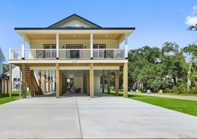 view of front facade with a carport