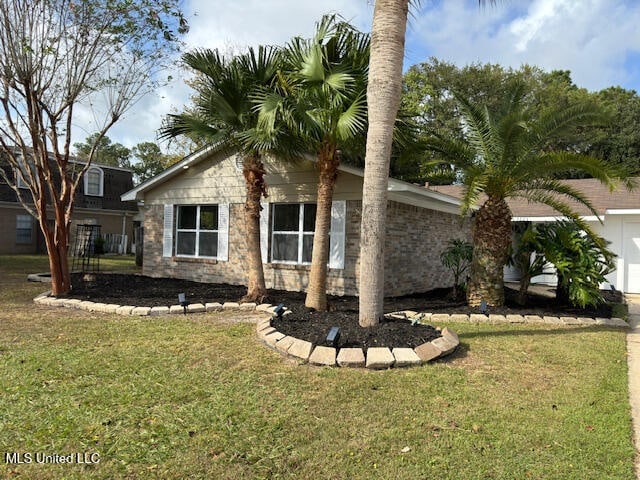 view of front of property featuring a front yard