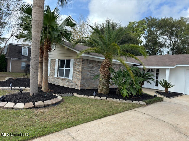 view of front of home with a front lawn