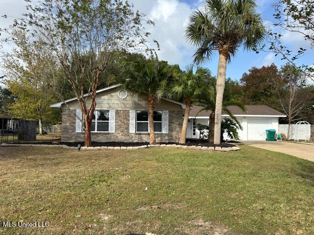 single story home featuring a front yard