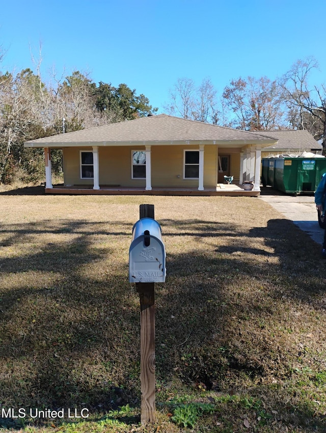 single story home with a front lawn