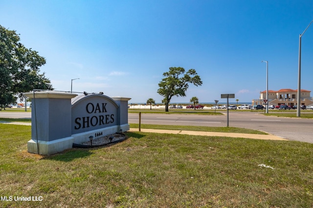 community / neighborhood sign featuring a lawn