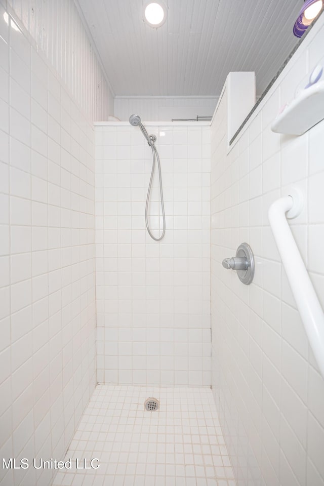 319 Washington Ave, Ocean Springs, MS 39564 - bathroom featuring tiled shower