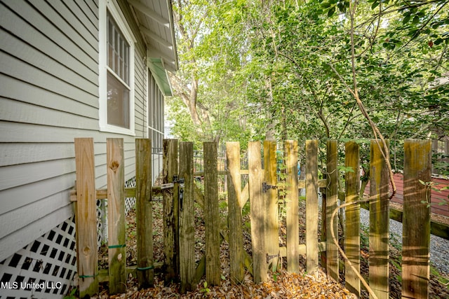 319 Washington Ave, Ocean Springs, MS 39564 - view of yard