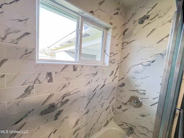 bathroom with tiled shower / bath combo