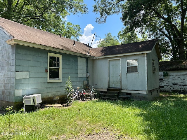 back of house featuring a lawn