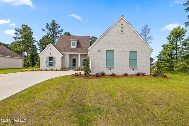 view of front of property featuring a front lawn