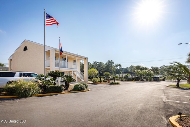 2421 Beachview Dr Unit H2, Ocean Springs, MS 39564 - view of property featuring uncovered parking
