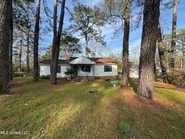 view of front of house featuring a front yard