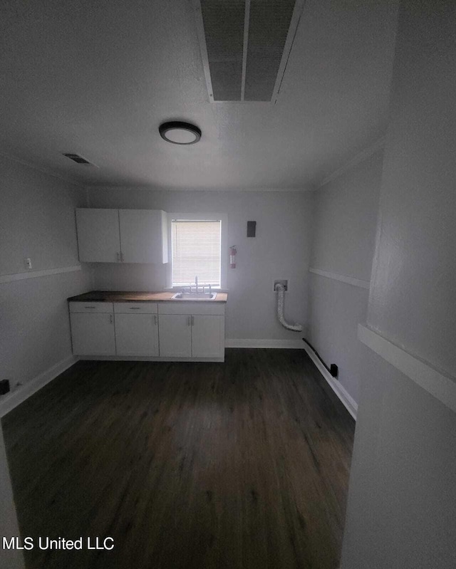 laundry room with sink and dark hardwood / wood-style flooring