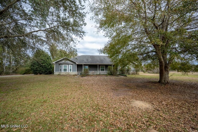 single story home featuring a front yard