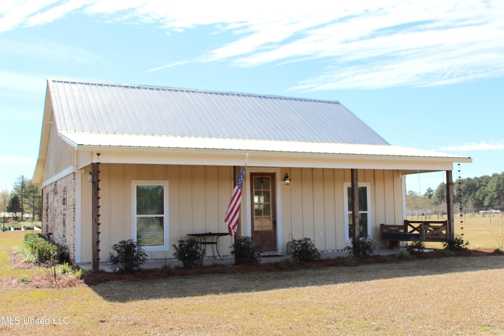 view of front of property featuring covered porch and a front yard