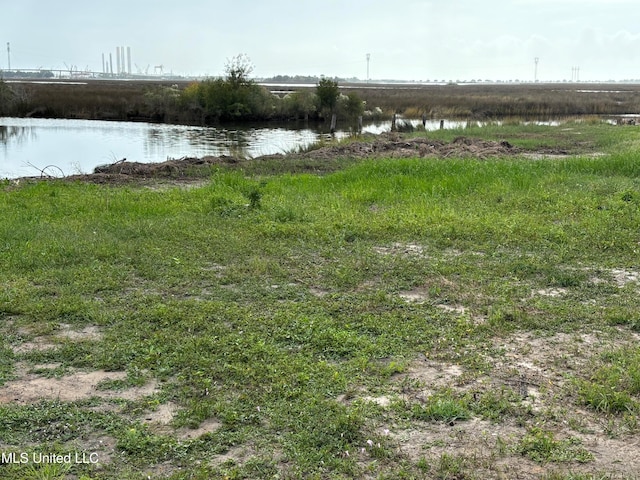 view of yard featuring a water view