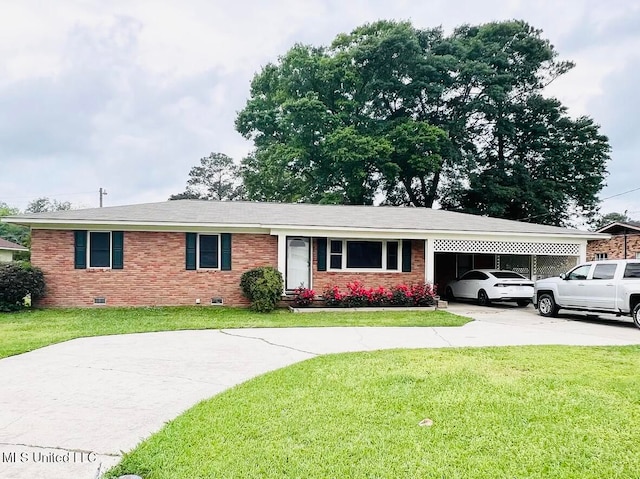 ranch-style house featuring a front lawn and a carport