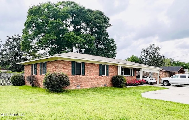 single story home with a front lawn